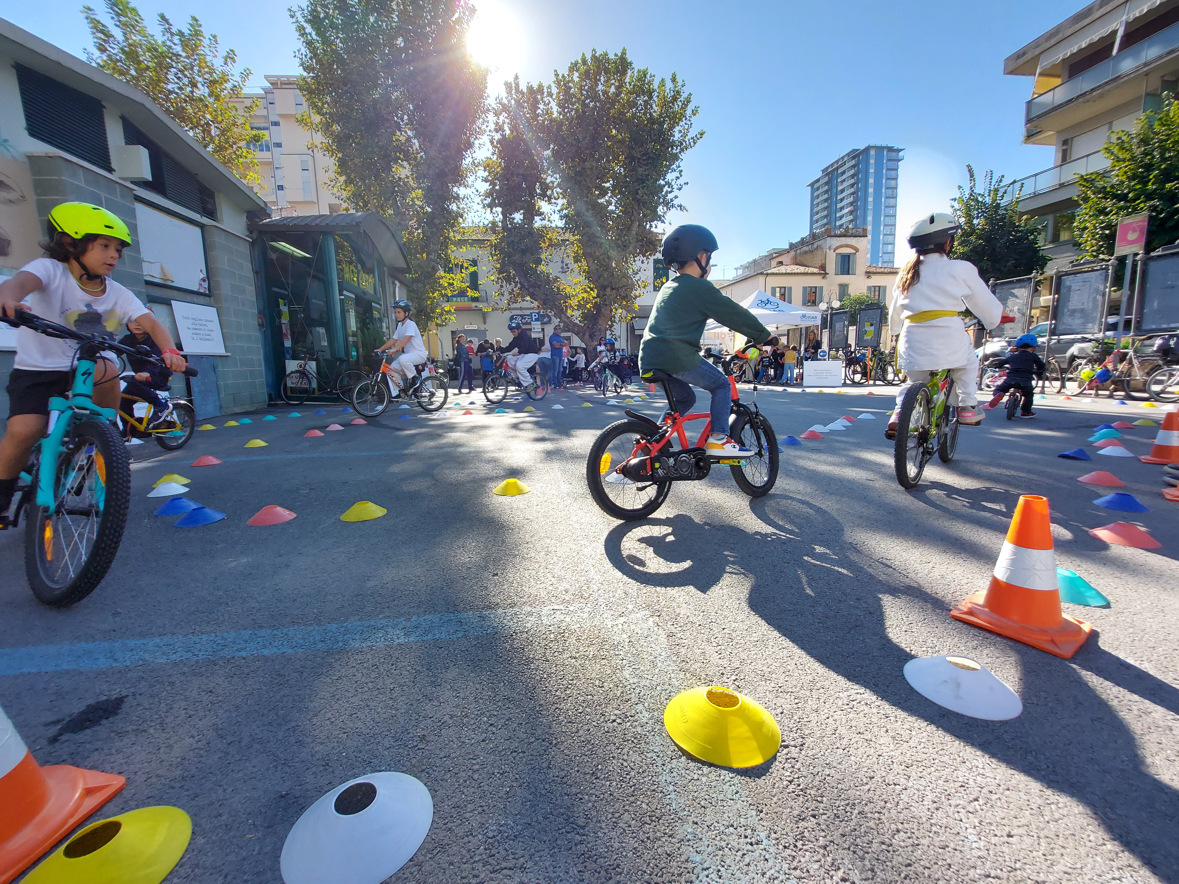 Park(ing) day: educazione stradale ai bambini in bicicletta